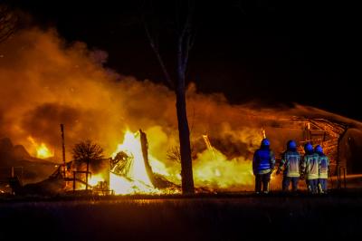Bondorf: Grosse Lagerhalle brennt vollstaendig nieder - Grosseinsatz fuer die Feuerwehren